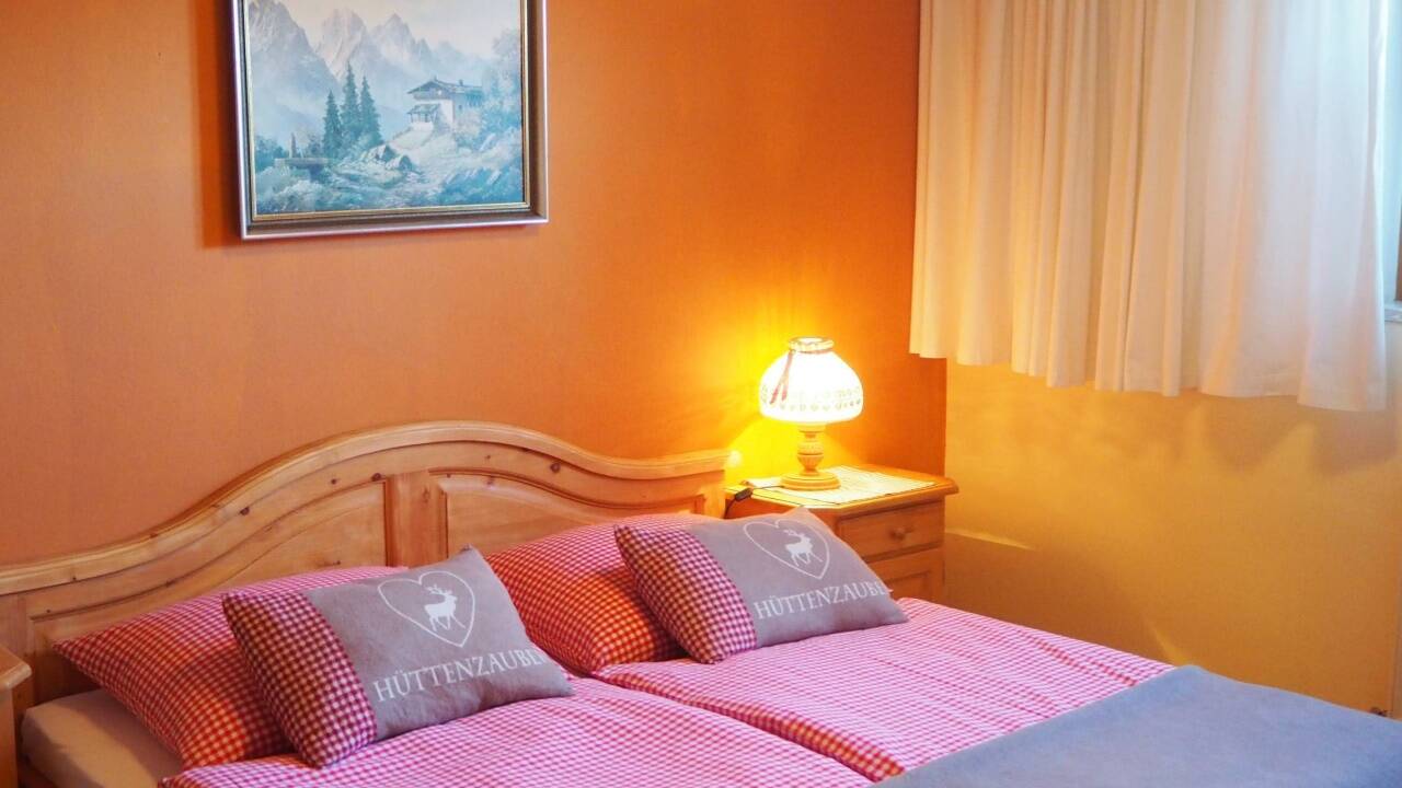 Holzmöbel und warme Farben dominieren die Einrichtung. Hirsche sind omnipräsent. 