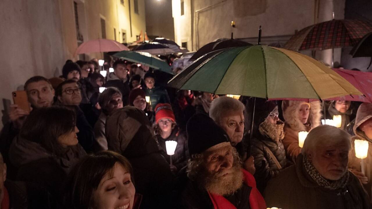 Lichterzug durch die Kleinstadt Mondovi 