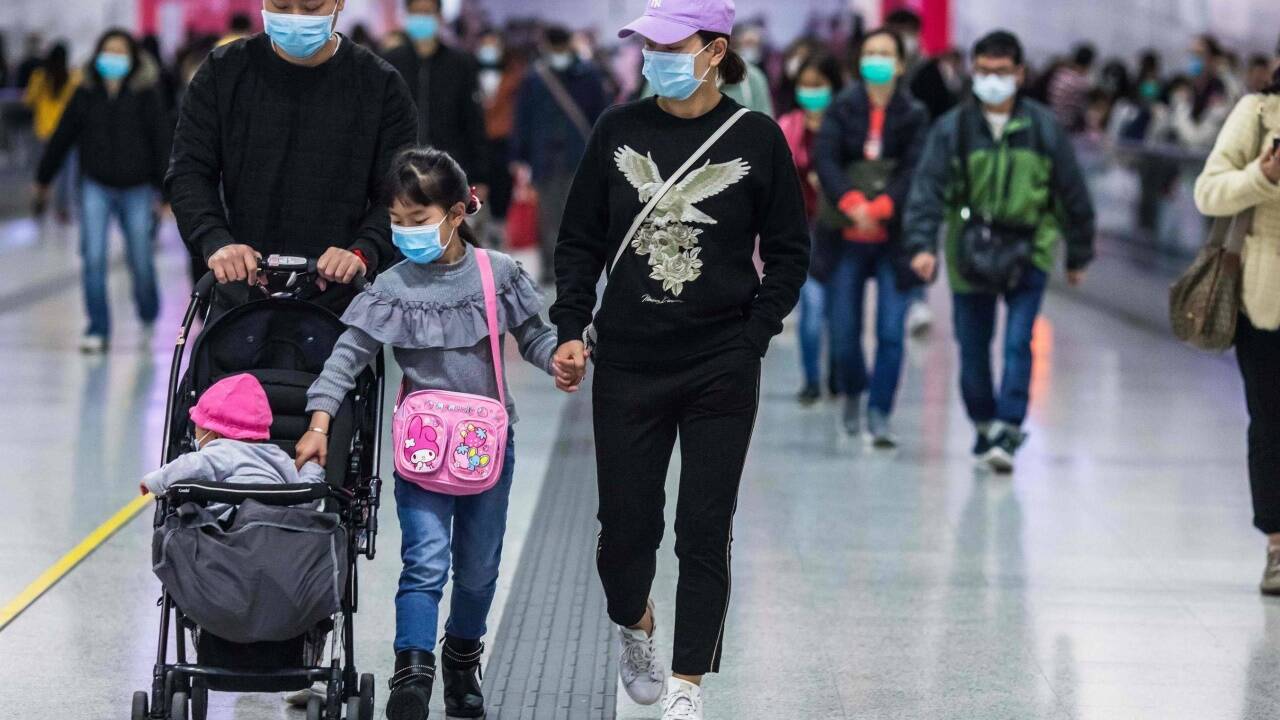 In chinesischen Metropolen tragen die Menschen Atemschutzmasken. In chinesischen Metropolen tragen die Menschen Atemschutzmasken.