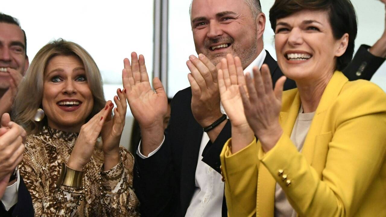 Grenzenloser Jubel: SPÖ-Chefin Pamela Rendi-Wagner (r.) und SPÖ-Spitzenkandidat und Landeshauptmann Hans Peter Doskozil (m.) mit seiner Lebensgefährtin Julia Jurtschak (l.)  