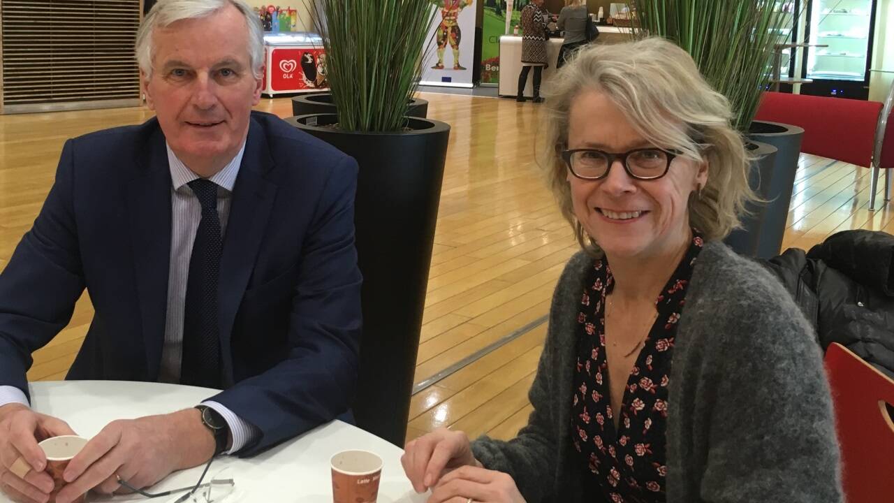 SN-Redakteurin Monika Graf in Brüssel mit dem Brexit-Verhandler Michel Barnier.  
