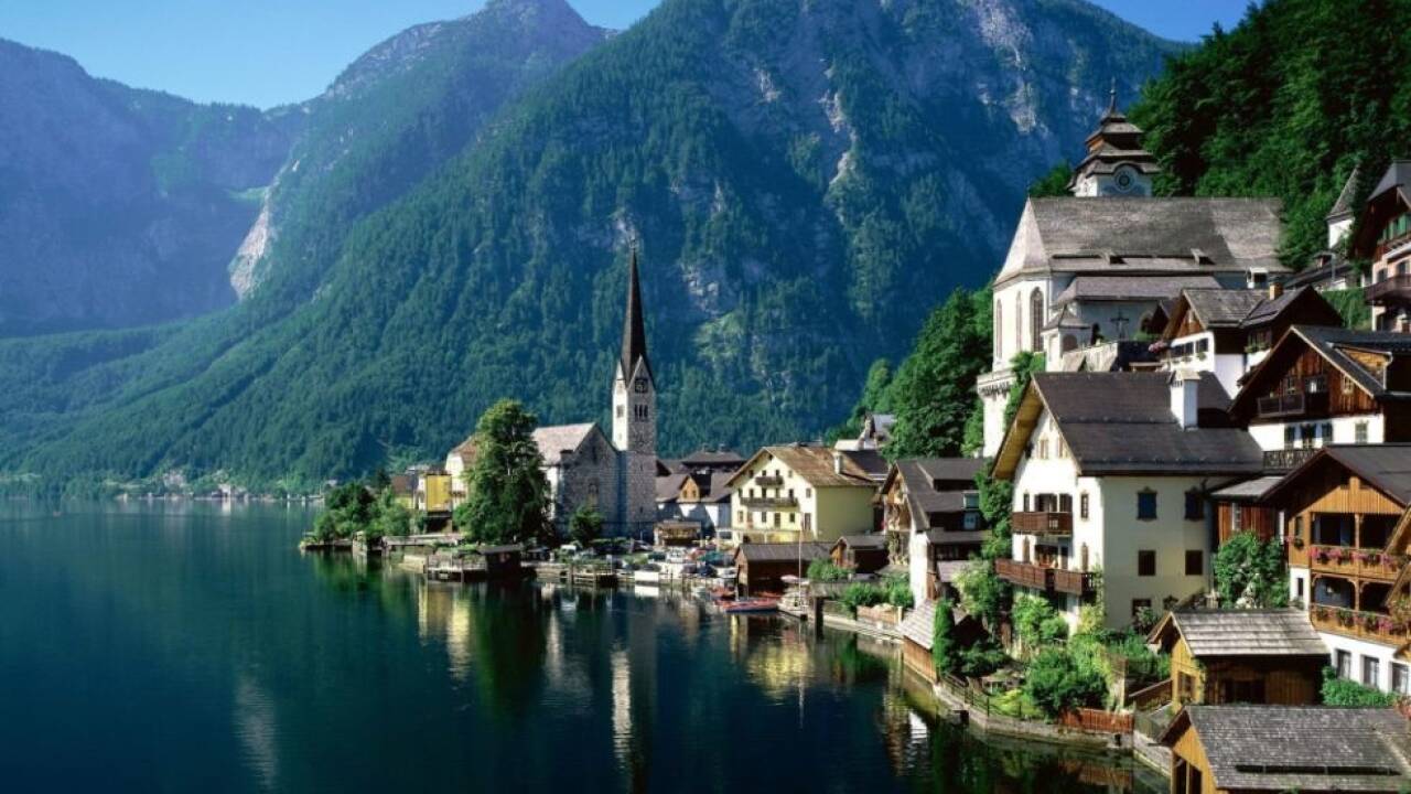 Chinesische Touristen lieben die Salzkammergut-Idylle Hallstatt. Chinesische Touristen lieben die Salzkammergut-Idylle Hallstatt.