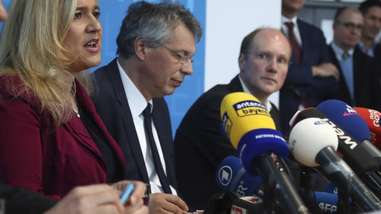 Pressekonferenz am Dienstagvormittag in München: Bayerns Gesundheitsministerin Melanie Huml, Andreas Zapf (Bayerischen Landesamts für Gesundheit und Lebensmittelsicherheit) und Martin Hoch, Leiter „Task ForceInfektiologie“. Pressekonferenz am Dienstagvormittag in München: Bayerns Gesundheitsministerin Melanie Huml, Andreas Zapf (Bayerischen Landesamts für Gesundheit und Lebensmittelsicherheit) und Martin Hoch, Leiter „Task ForceInfektiologie“.