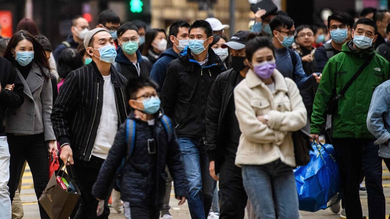 Passanten tragen Schutzmasken in Hongkong (Montag, 27. Jänner). Passanten tragen Schutzmasken in Hongkong (Montag, 27. Jänner).