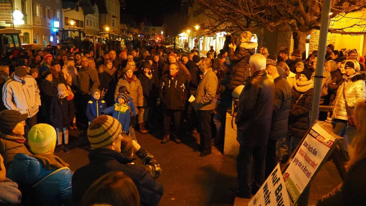 Protestversammlung gegen die 380-kV-Freileitung in Kuchl Protestversammlung gegen die 380-kV-Freileitung in Kuchl