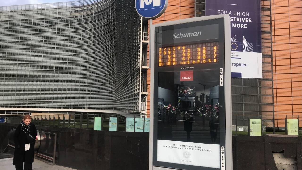 Welche Linien werden bedient, welche nicht? Ein Blick auf die Anzeigetafel vor dem Kommissionsgebäude.  