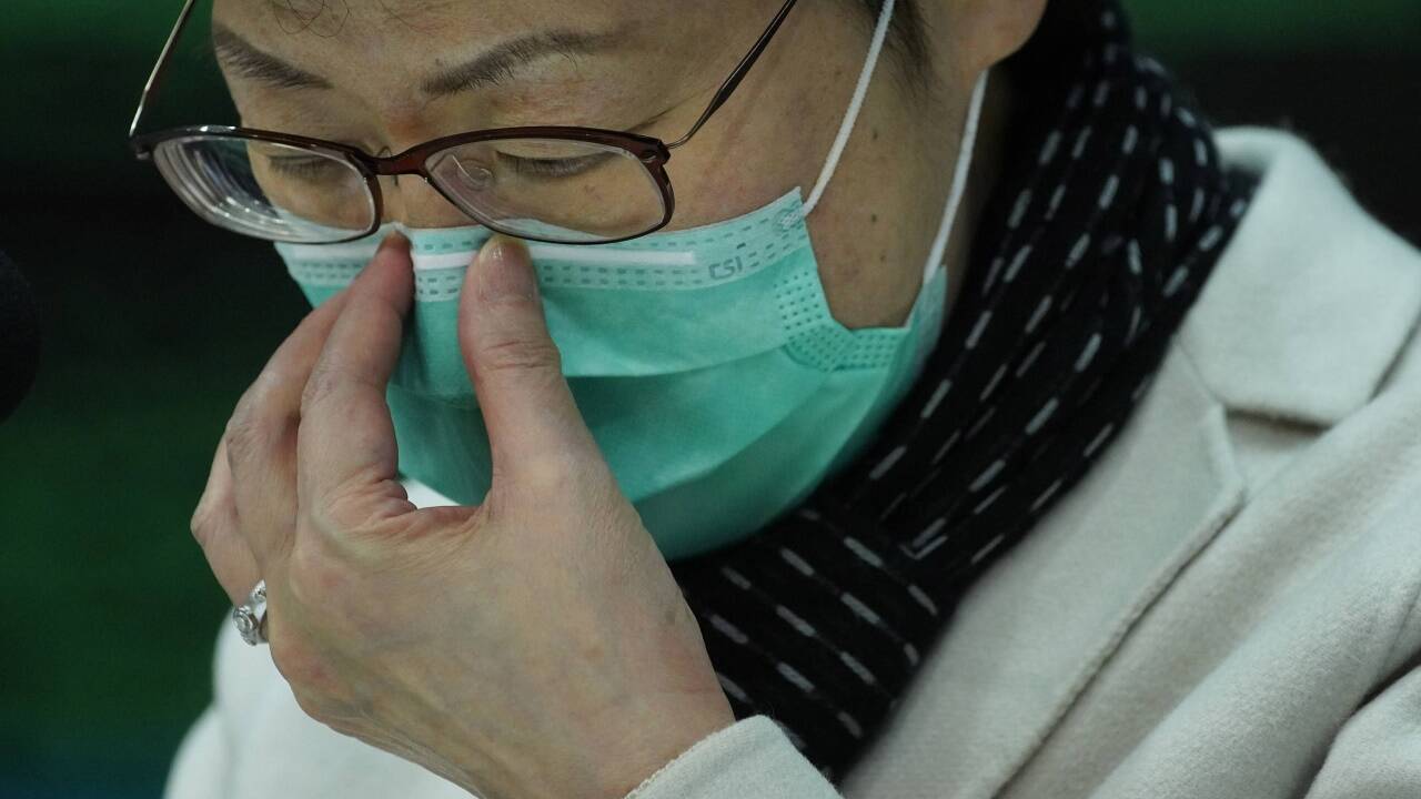 Carrie Lam, Regierungschefin der chinesischen Sonderverwaltungszone Hongkong, mit einer Schutzmaske bei einer Pressekonferenz. Carrie Lam, Regierungschefin der chinesischen Sonderverwaltungszone Hongkong, mit einer Schutzmaske bei einer Pressekonferenz.