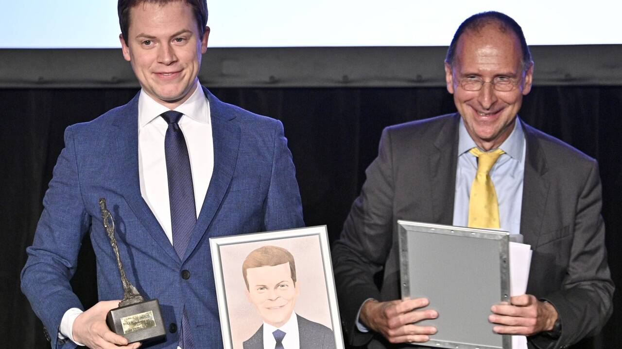 „Journalist des Jahres“ Tobias Pötzelsberger (l.) und Laudator Peter Filzmaier. „Journalist des Jahres“ Tobias Pötzelsberger (l.) und Laudator Peter Filzmaier.