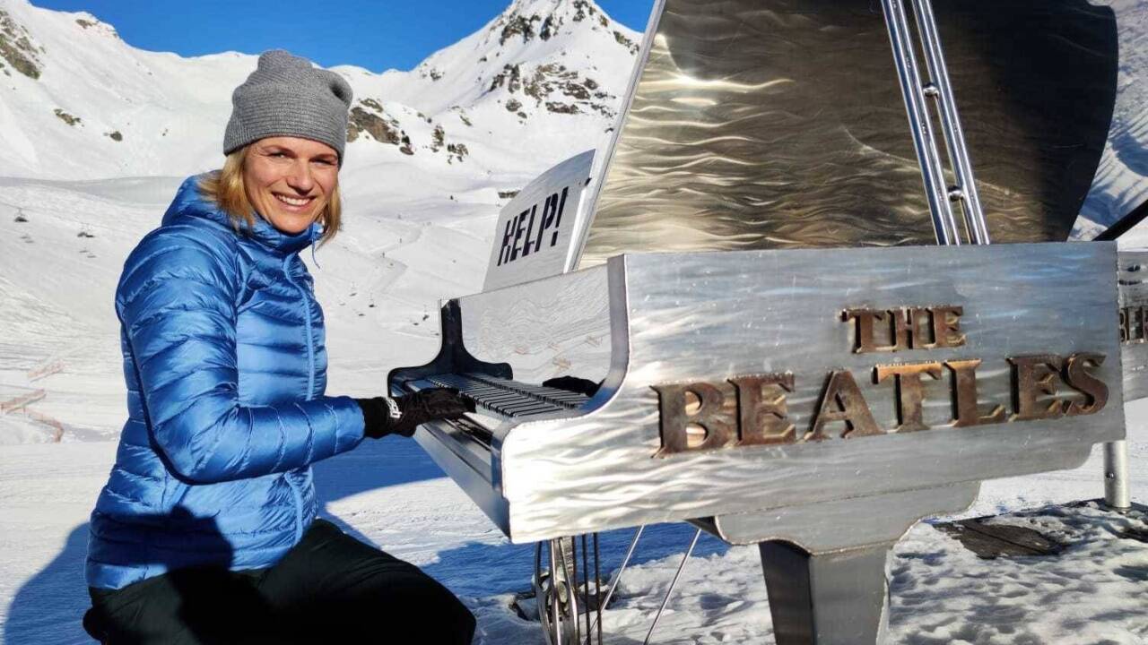 Moderatorin Marlies Raich auf dem silbernen Beatles-Klavier 