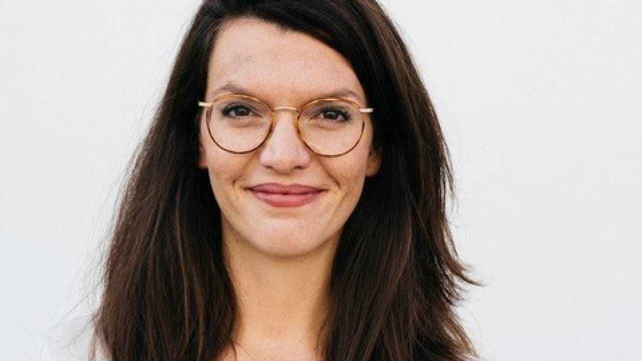 Barbara Blaha leitet den Think Tank „Momentum“. Bekannt wurde Blaha als einstige ÖH-Vorsitzende (Verband sozialistischer StudentInnen) und ihren Austritt aus der SPÖ im Jahr 2007. Grund war die Beibehaltung der Studiengebühren unter dem damaligen SPÖ-Kanzler Alfred Gusenbauer. Barbara Blaha leitet den Think Tank „Momentum“. Bekannt wurde Blaha als einstige ÖH-Vorsitzende (Verband sozialistischer StudentInnen) und ihren Austritt aus der SPÖ im Jahr 2007. Grund war die Beibehaltung der Studiengebühren unter dem damaligen SPÖ-Kanzler Alfred Gusenbauer.
