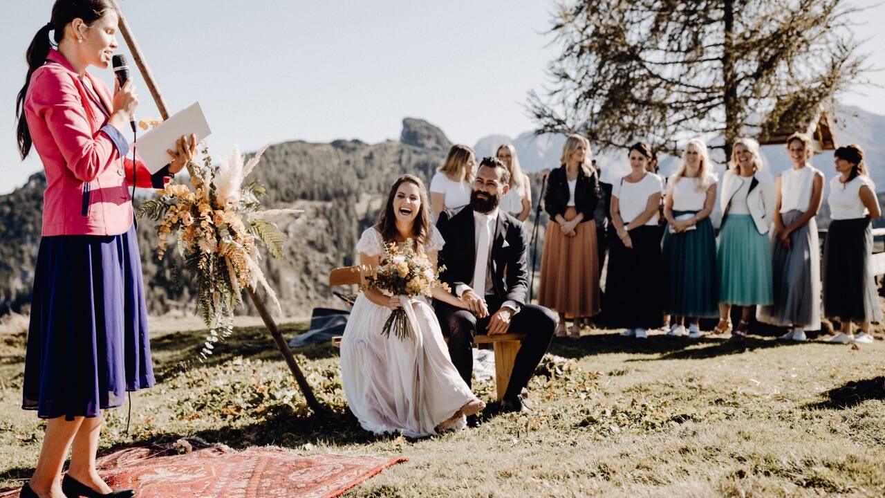 Elena Fiausch während ihrer Rede bei der nun preisgekrönten Hochzeit auf der Kechtalm in Lofer.  