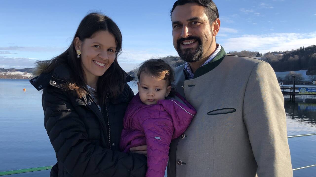 Elena und Immanuel Fiausch mit Töchterchen Sophia am Mattsee. 