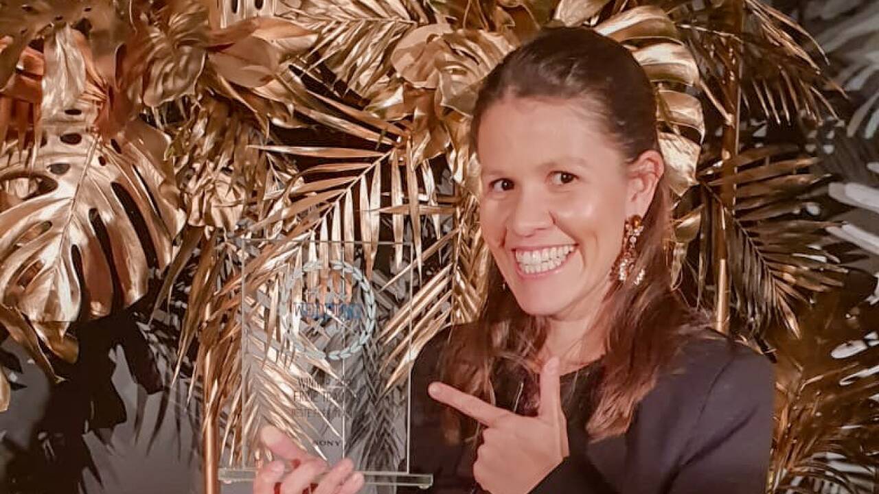 Elena Fiausch mit dem Austrian Wedding Award für die beste freie Trauung Österreichs.  