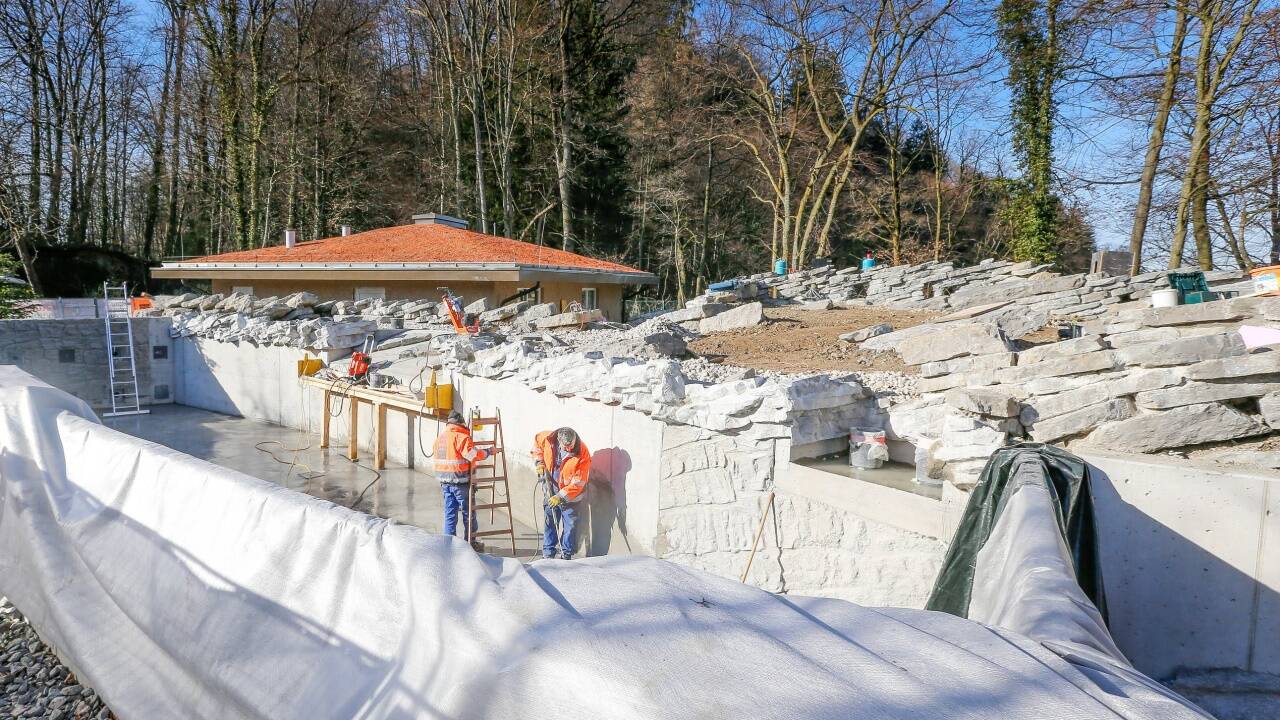 Noch sind auch beim Schwimmbecken die Arbeiter am Werk.  