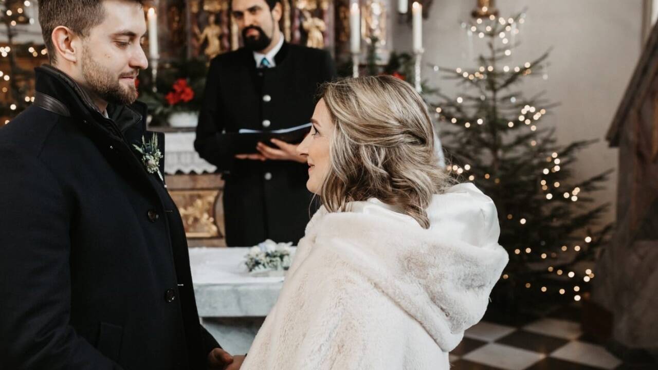 Eine von Ehepaar Fiausch organisierte Wintertraumhochzeit in Vent in Tirol. Hinten Immanuel Fiausch. 