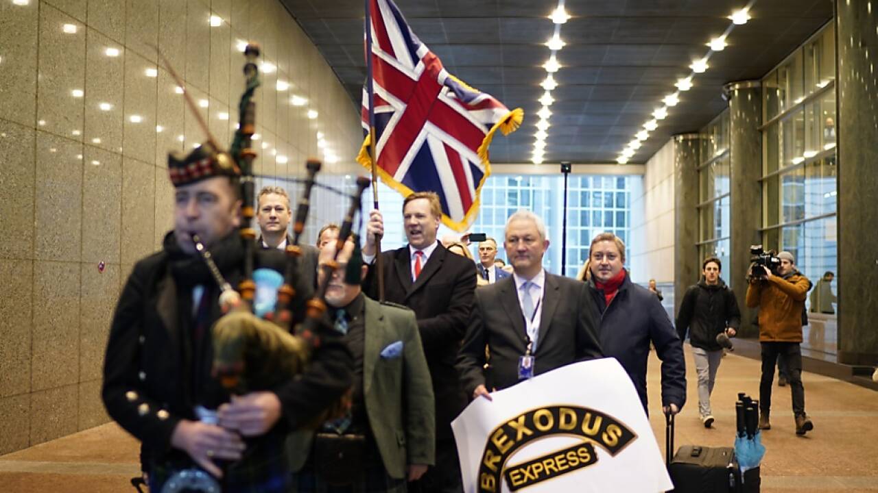 Unter Getöse verlassen die 'Brexiteers' das Europäische Parlament 