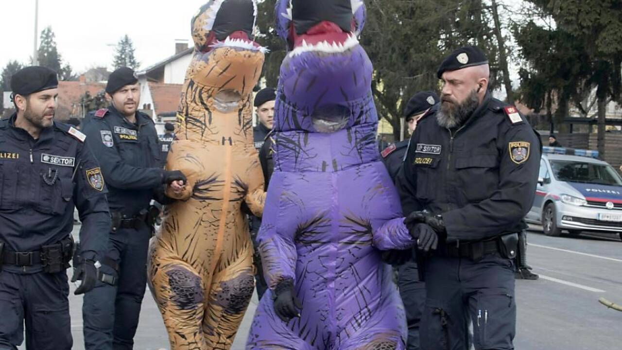 Polizei nimmt Demonstranten in Dinosaurierkostümen fest 