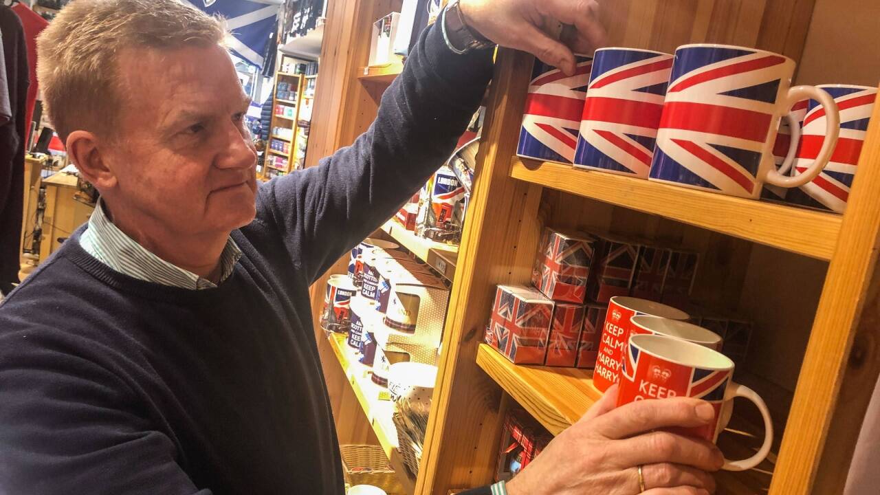 Chris Clee vom „British Shop“ ordnet seine Tassen. Brexit-Artikel gibt es bei ihm keine. „Ich wollte das nicht auch noch mit meiner Verkaufspolitik unterstützen“, sagt er. Chris Clee vom „British Shop“ ordnet seine Tassen. Brexit-Artikel gibt es bei ihm keine. „Ich wollte das nicht auch noch mit meiner Verkaufspolitik unterstützen“, sagt er.