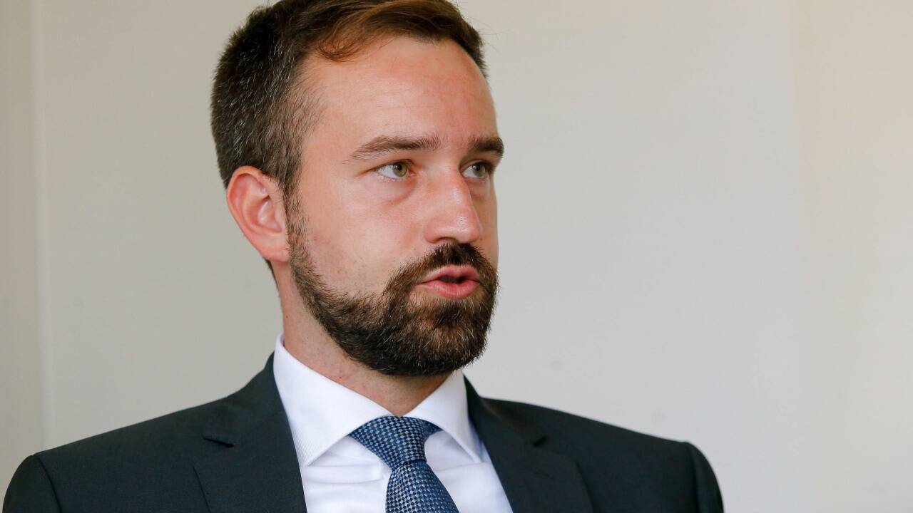 Verkehrslandesrat Stefan Schnöll bringt im Hintergrund die Strukturreform mit Hilfe des Landeshauptmannes auf den Weg.  