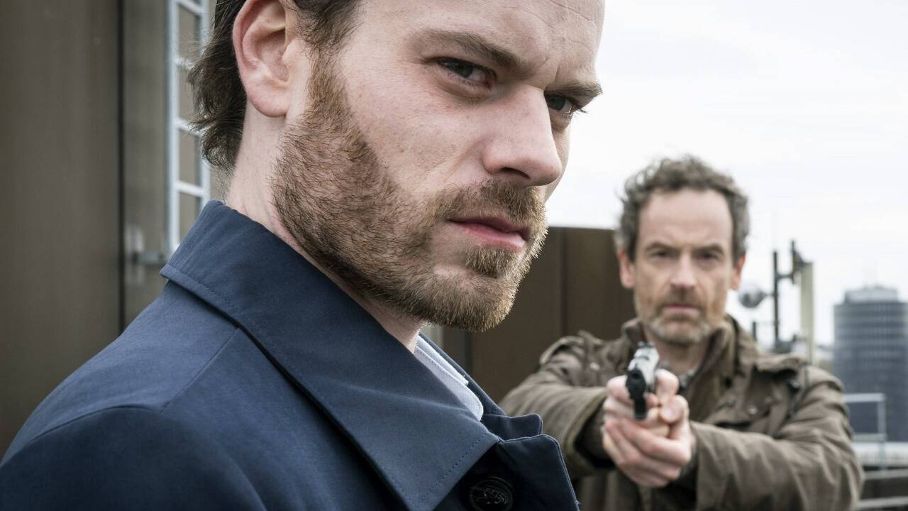 Hauptkommissar Faber zielt auf seinen Erbfeind Graf Hauptkommissar Faber zielt auf seinen Erbfeind Graf