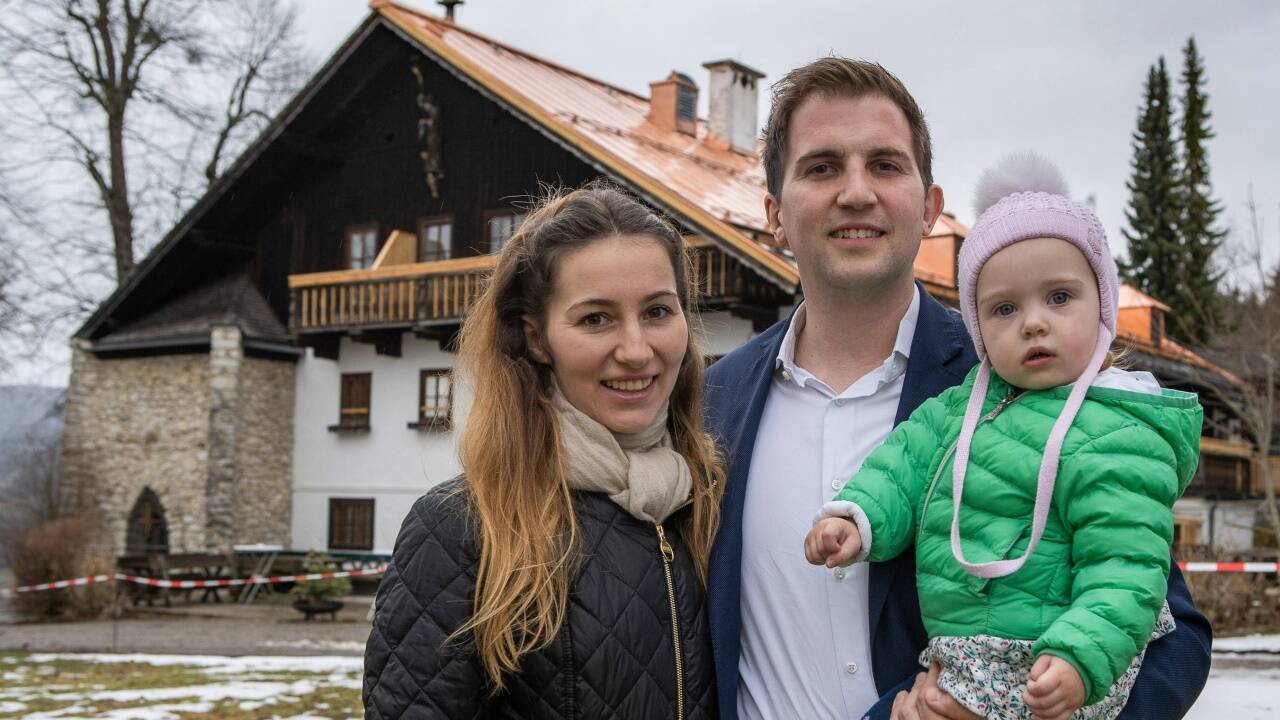 Die neuen Gastgeber auf der Erentrudisalm: Das Schweizer Ehepaar Michael und Natalya Schlüchter mit Töchterchen Victoria.  