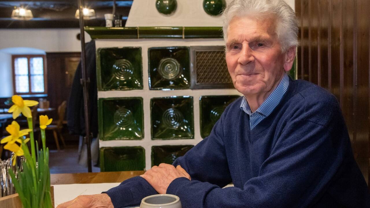 Engelbert Niedermüller aus Elsbethen an seinem Lieblingstisch am Kachelofen.  