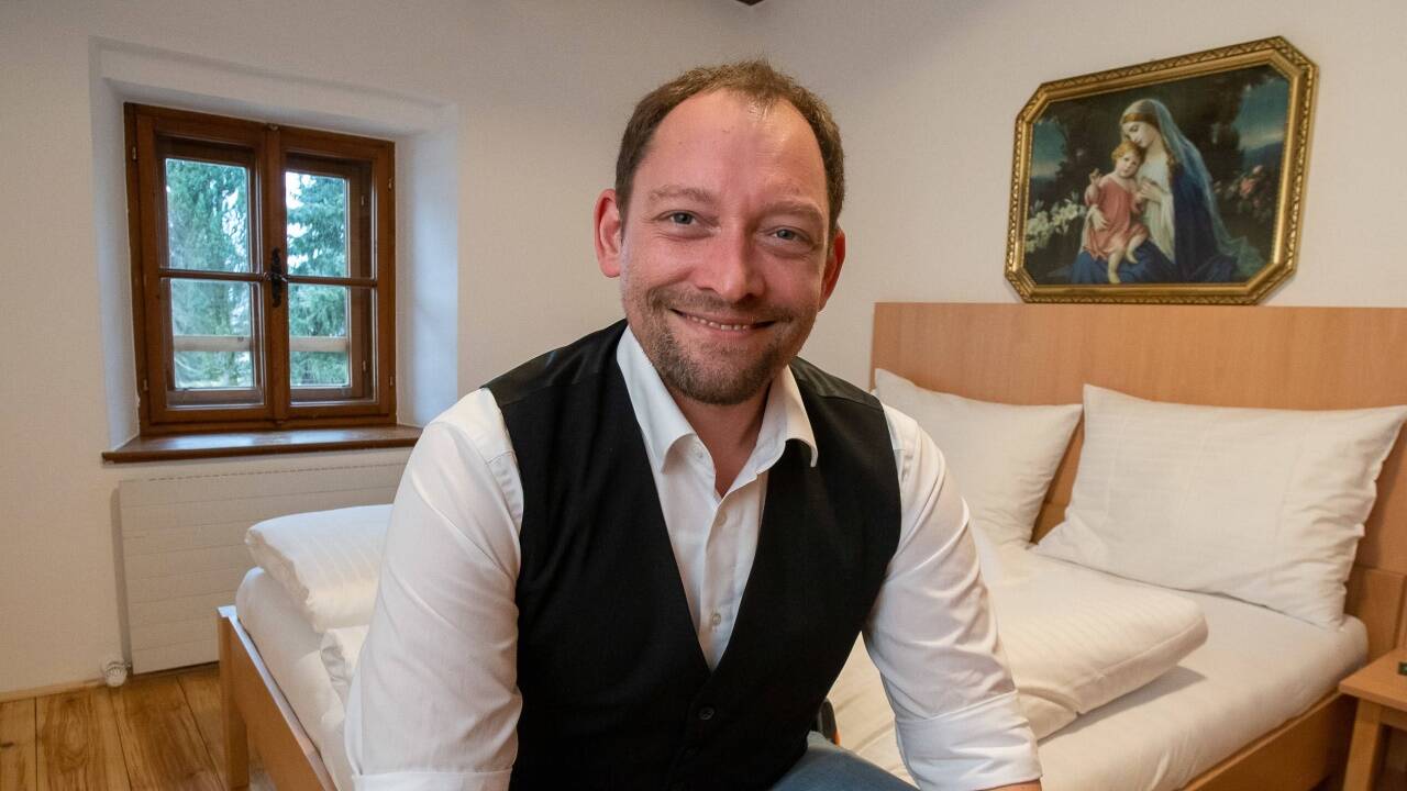 Veranstaltungsmanager Alexander Denk in einem der neuen Doppelzimmer.  