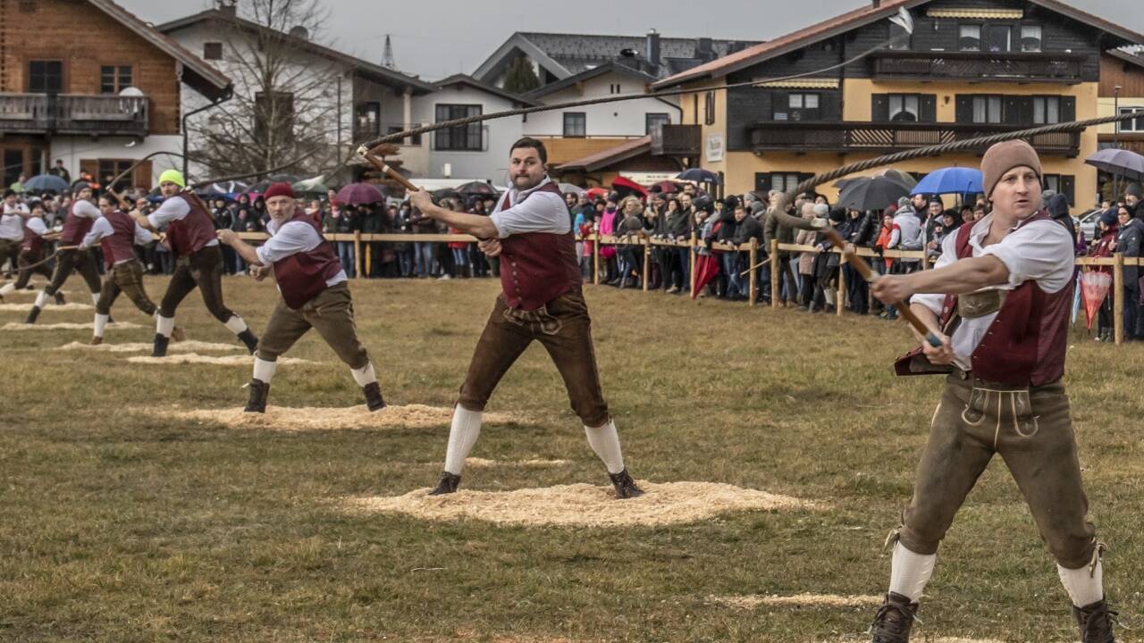  „Aufdraher“ Bernhard Allerberger mit seinen Schnalzerkollegen von der Pass Siezenheim II.  
