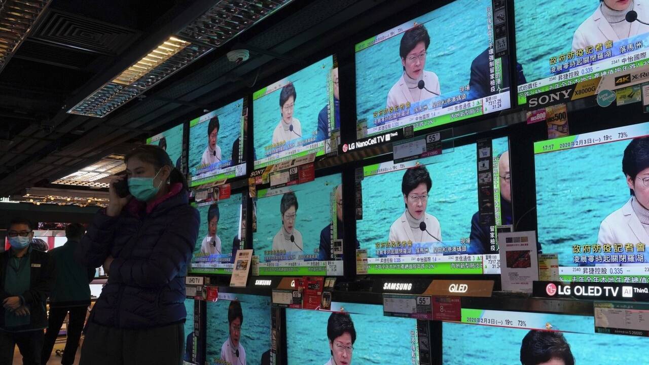 Hongkongs Regierungschefin Carrie Lam verkündet, dass nur noch der Shenzhen Bay-Übergang, die Brücke nach Zhuhai und Macao und eine begrenzte Zahl von Flugverbindungen in die Volksrepublik offen bleiben. Hongkongs Regierungschefin Carrie Lam verkündet, dass nur noch der Shenzhen Bay-Übergang, die Brücke nach Zhuhai und Macao und eine begrenzte Zahl von Flugverbindungen in die Volksrepublik offen bleiben.