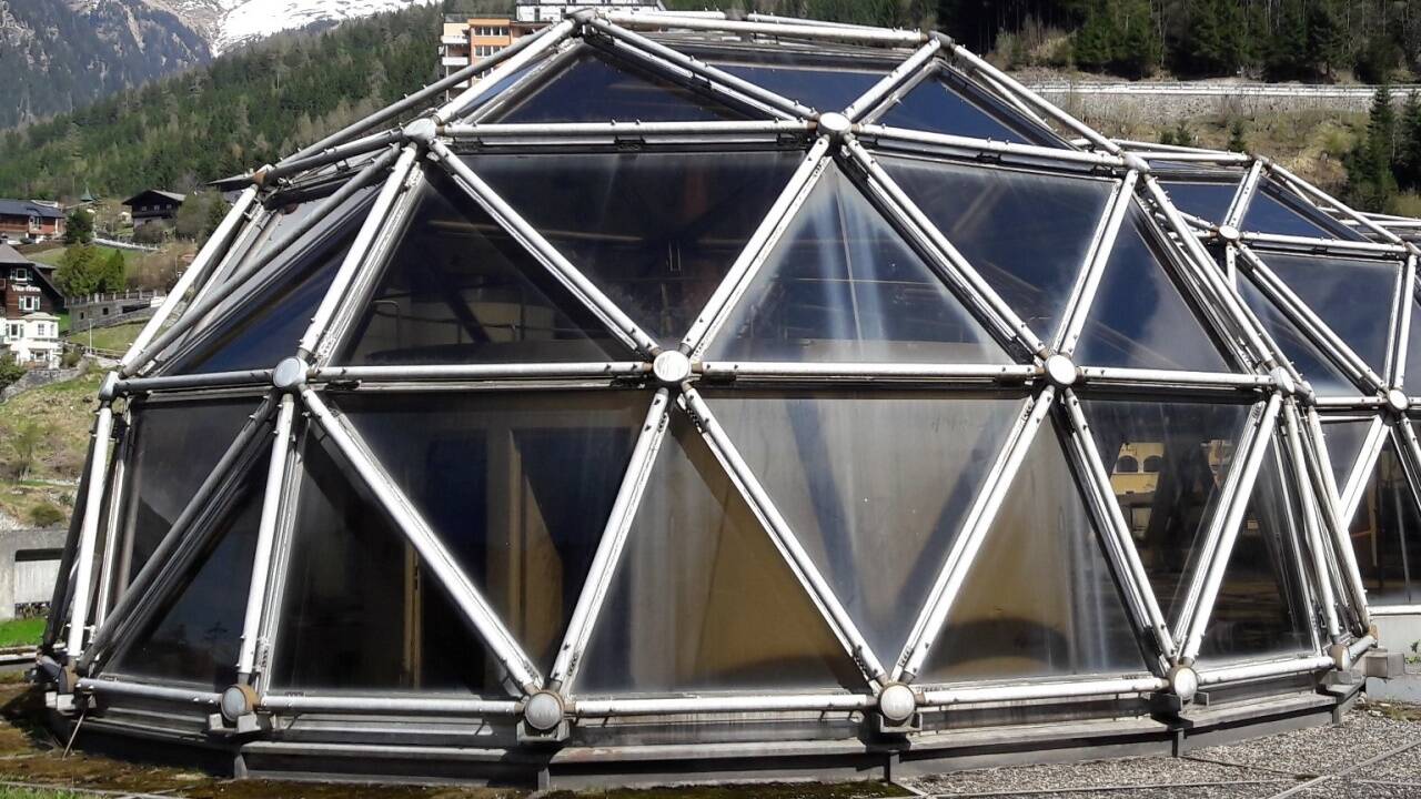 Die Garstenauer-Kugeln auf dem Bad Gasteiner Kongresshaus.  