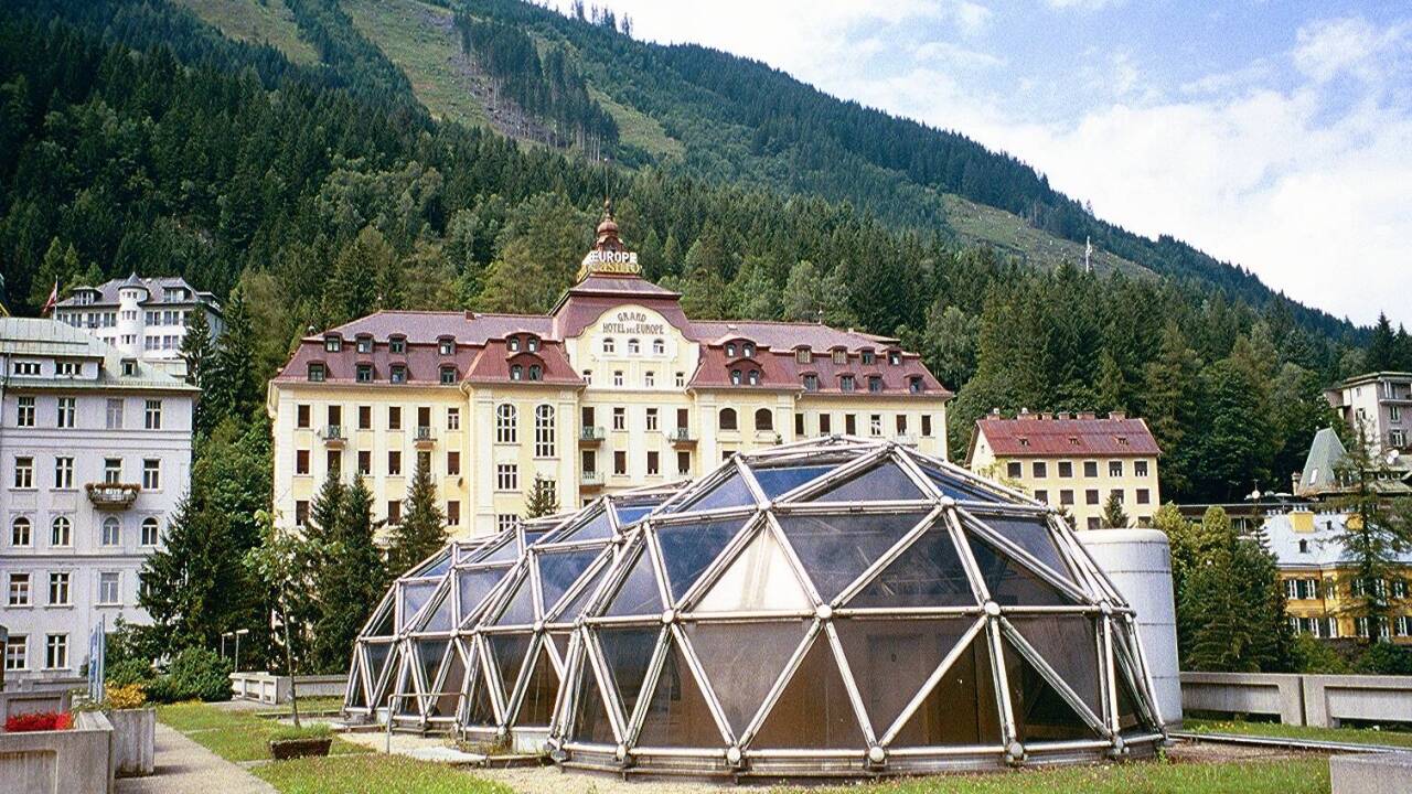 Die Garstenauer-Kugeln auf dem Bad Gasteiner Kongresshaus.  