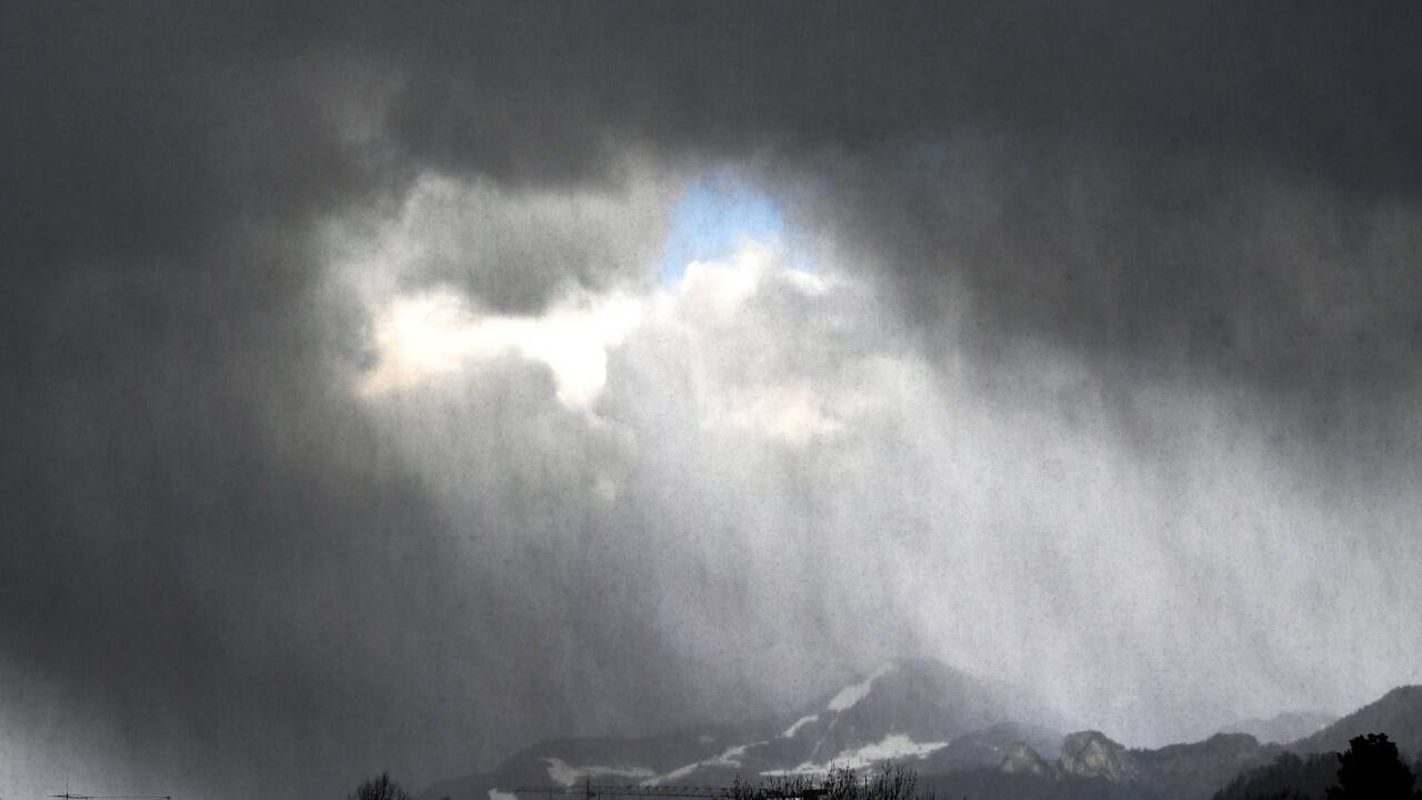 Eine Kaltfront zieht über Österreich hinweg. Graue Schleier eines Wintergewitters am Dienstag, 4. Februar, über Salzburg. 