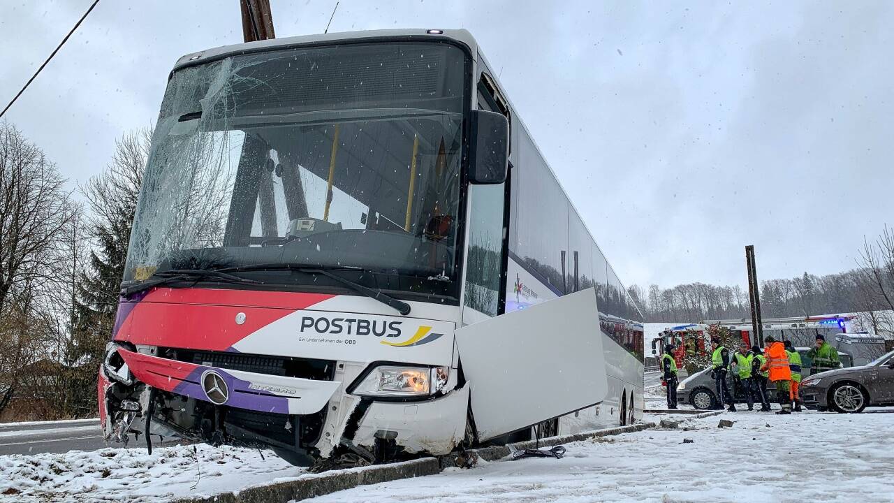 Der Lenker verlor bei Hallwang offenbar die Kontrolle über das Fahrzeug. Er brachte den Bus auf dem Grünstreifen zum Stillstand. 