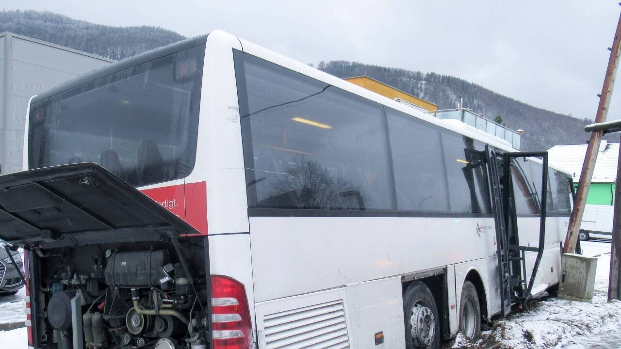Der Lenker verlor bei Hallwang offenbar die Kontrolle über das Fahrzeug. Er brachte den Bus auf dem Grünstreifen zum Stillstand. 