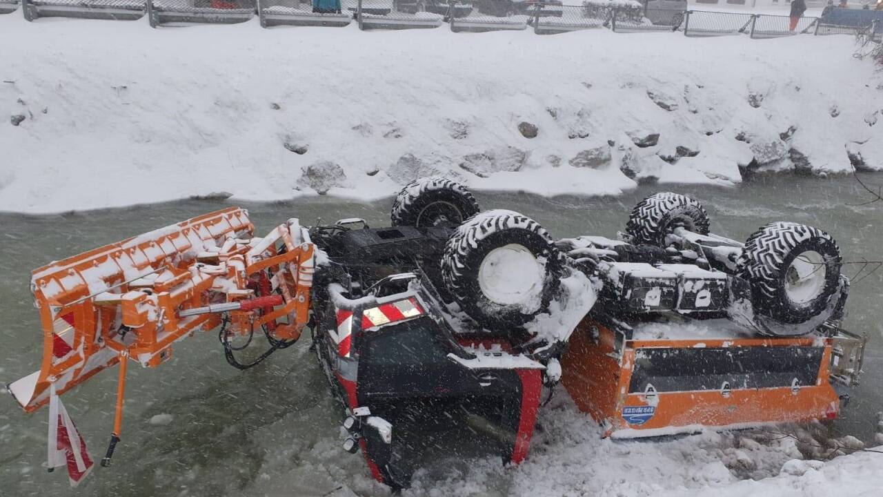 Der Schneepflug kam auf dem Dach in der Saalach zum Liegen und musste mit einem Kran geborgen werden. 