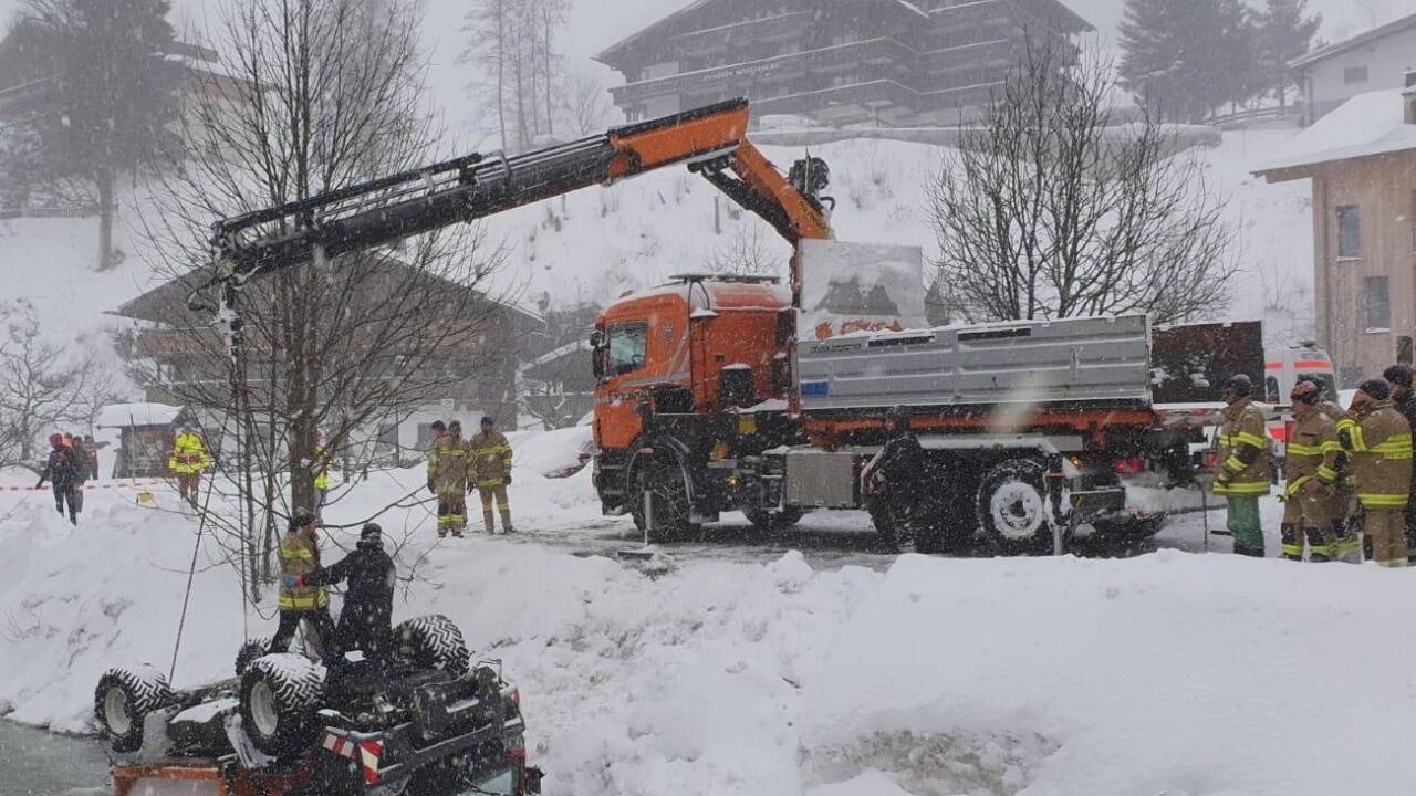 Der Schneepflug kam auf dem Dach in der Saalach zum Liegen und musste mit einem Kran geborgen werden. 