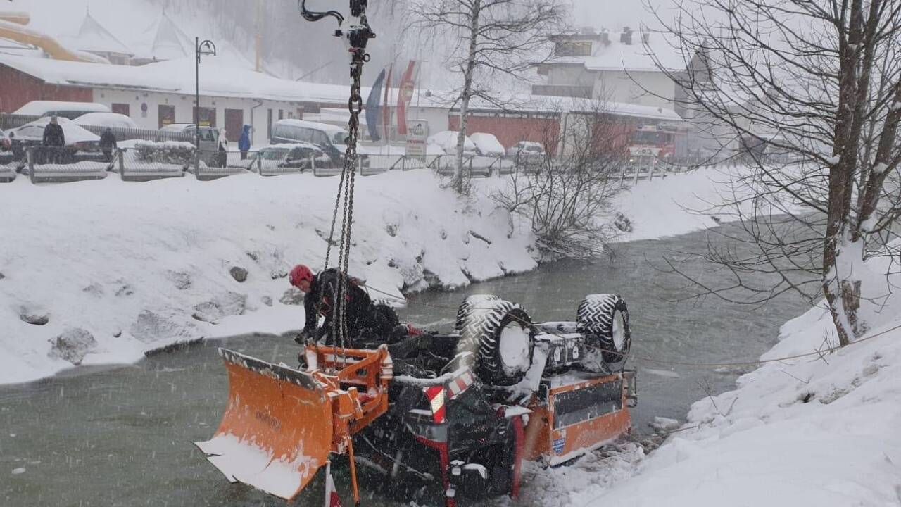 Der Schneepflug kam auf dem Dach in der Saalach zum Liegen und musste mit einem Kran geborgen werden. 
