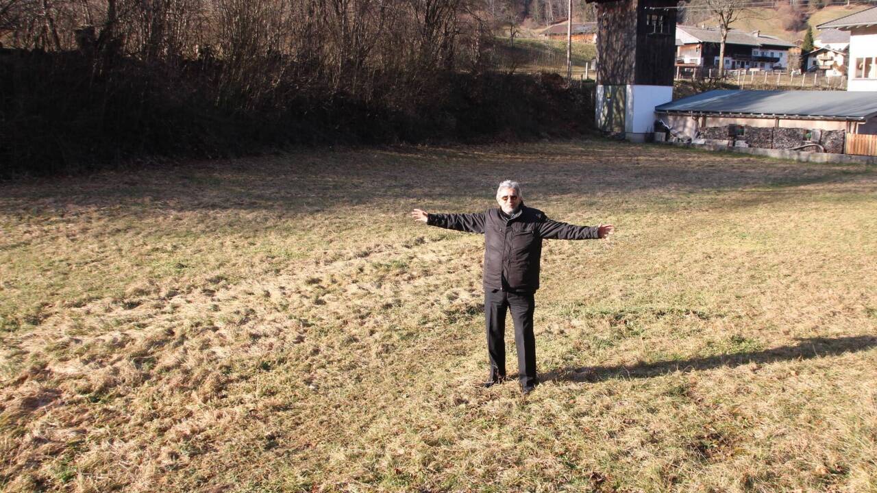 Planer Roland Mösl auf dem Grundstück in Unken, wo gebaut werden soll. Planer Roland Mösl auf dem Grundstück in Unken, wo gebaut werden soll.