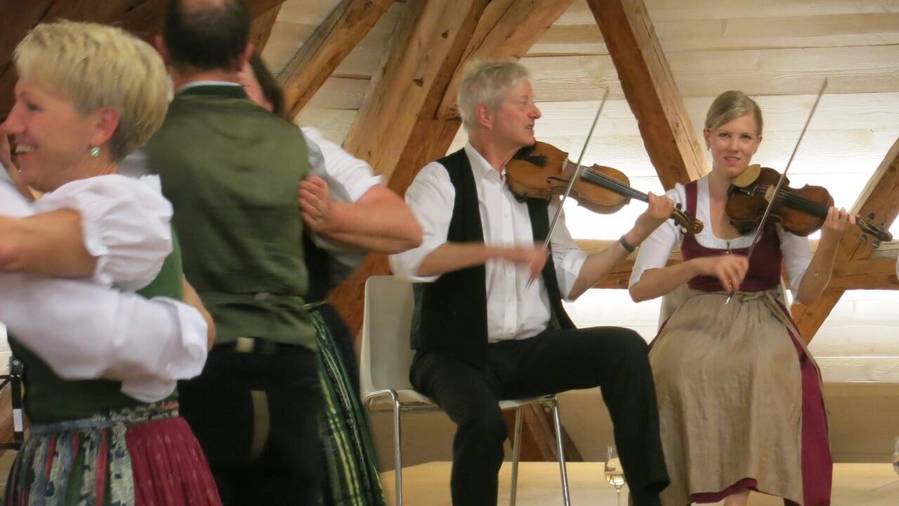 Rudi Pietsch im Juni 2018 im Mozarthaus in St. Gilgen als Tanzgeiger (mit Theresa Aigner). 