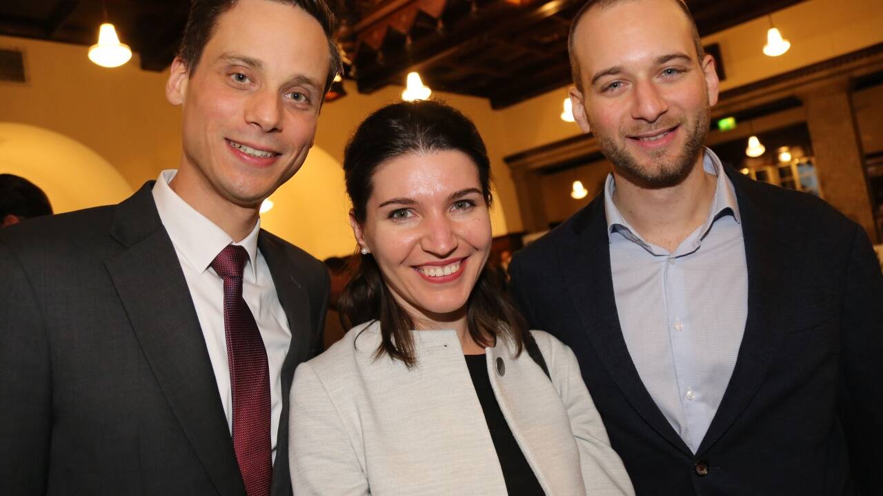  Max Schausberger mit seiner Verlobten Alma Kapllanaj und Alexander Schausberger. 