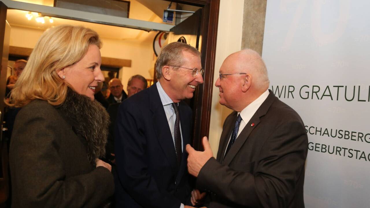 LH Wilfried Haslauer mit seiner Frau Christina und Franz Schausberger.  