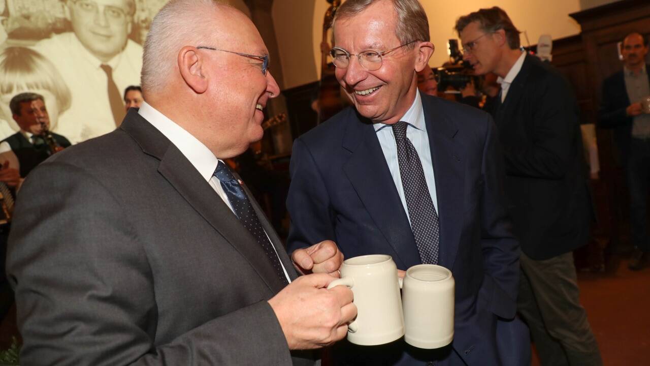 Ein Prost auf den 70. Geburtstag: LH Wilfried Haslauer gratuliert Franz Schausberger. 