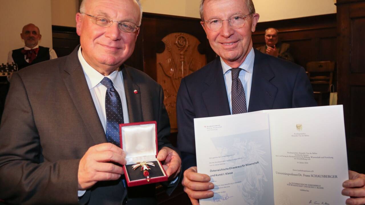 LH Wilfried Haslauer überreichte Franz Schausberger da Ehrenkreuz für Wissenschaft und Kunst erster Klasse.  