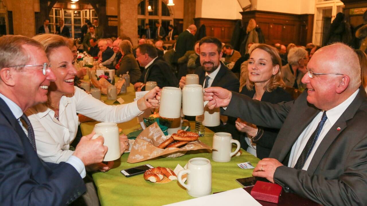 Ein „Prost“ auf den Jubilar: Wilfried und Christina Haslauer mit Heidi und Franz Schausberger. 