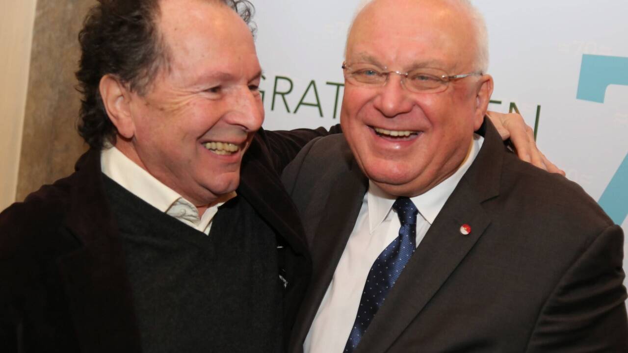 Künstler Hans Weyringer gratulierte Franz Schausberger. 