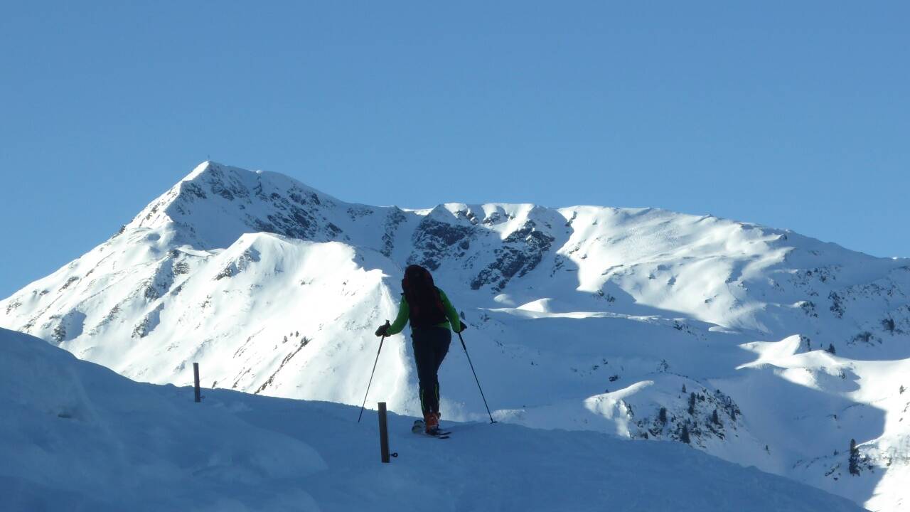 Der Blick vom Aufstieg Schwaiberghorn auf den Lämpersberg, der über den nach rechts herabziehenden Kamm erreicht wird.  