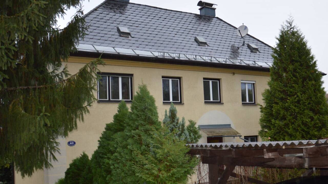 Der Eigentümer, die Wiener Genossenschaft EBG, würde die alten Häuser in der Bahnhofstraße in Salzburg-Itzling gerne abreißen und durch moderne Wohnungen ersetzen. Allerdings: Der Gebäudekomplex aus den 50er-Jahren unterliegt dem Erhaltungsgebot. Der Eigentümer, die Wiener Genossenschaft EBG, würde die alten Häuser in der Bahnhofstraße in Salzburg-Itzling gerne abreißen und durch moderne Wohnungen ersetzen. Allerdings: Der Gebäudekomplex aus den 50er-Jahren unterliegt dem Erhaltungsgebot.