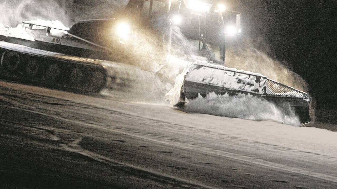 Damit die Piste am nächsten Tag möglichst lang hält, sollte in der ersten Nachthälfte präpariert werden. 