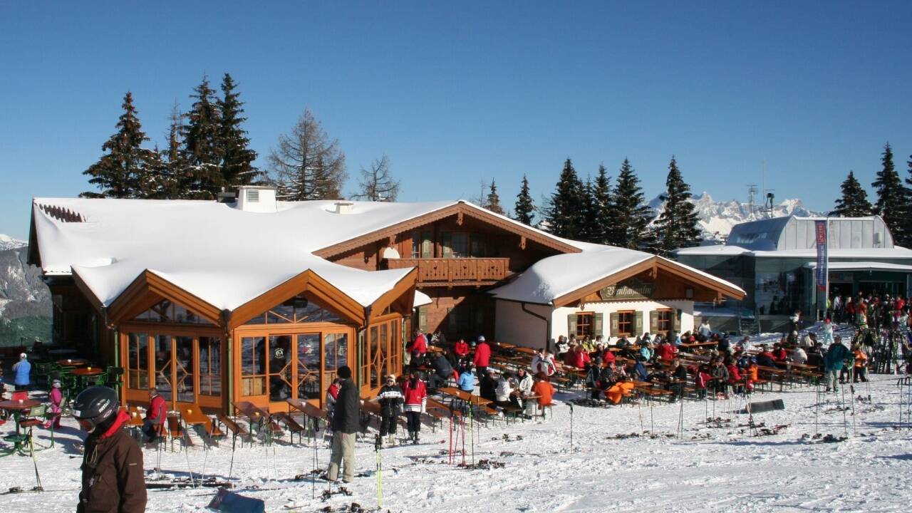 Die Birkhahnalm befindet sich direkt neben der Bergstation der Achterkabinenbahn in Flachau. 