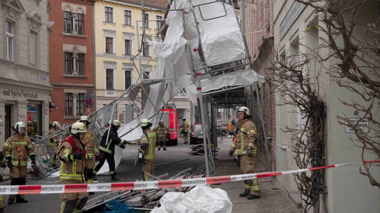 Berlin: Feuerwehrleute stehen in der Sophienstraße an einem von Windböen eingestürzten Gerüst. 